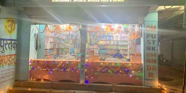 ॐ पुस्तक भण्डारले चिम्टीका अग्निपिडित विद्यार्थीलाई निःशुल्क किताब दिने