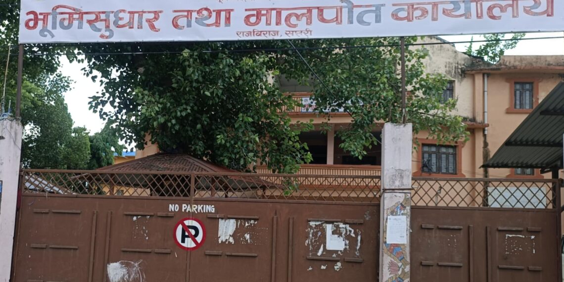 मालपोत कार्यालय सप्तरीबाट चार जना प्रहरी नियन्त्रणमा